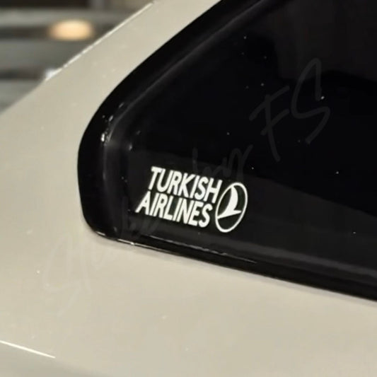 Weißer THY Turkish Airlines Autoaufkleber auf einer schwarzen Fahrzeugscheibe in Nahaufnahme