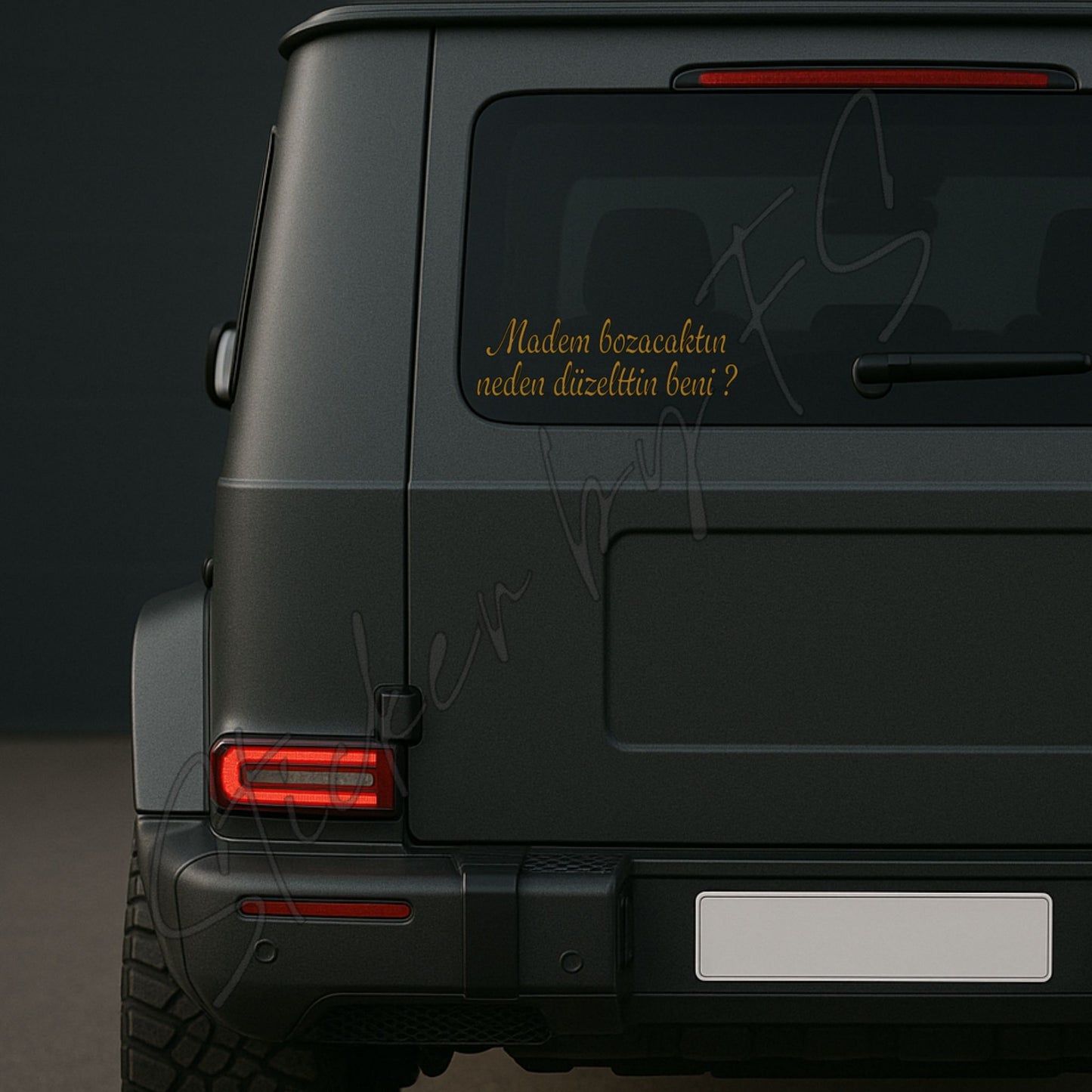 Goldfarbener Blok 3 Sticker mit türkischem Zitat auf Fahrzeugheck. Perfekt für stilvolle Auto-Dekoration.