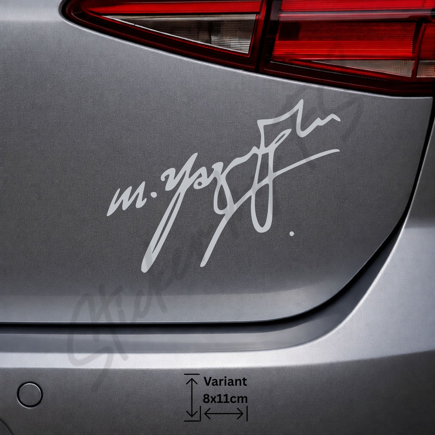 silberner Muhsin Yazıcıoğlu Sticker auf Autoscheibe angebracht hochwertiger Fahrzeug Aufkleber in eleganter Optik