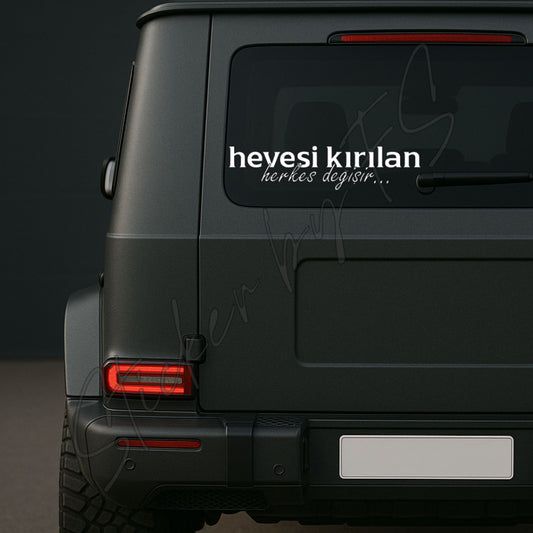 hevesi kırılan Aufkleber in Weiß auf Heckscheibe eines SUVs, wetterfest und UV-beständig, ideal als Autoaufkleber mit türkischem Zitat.