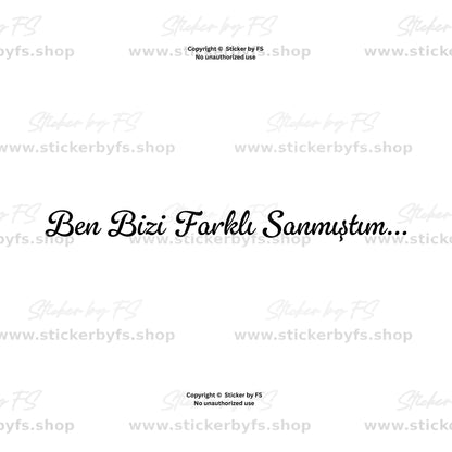 „Ben Bizi Farklı Sanmıştım...“ als schwarzer, geschwungener Schriftzug auf Weiß mit darüberliegendem Sticker-by-FS-Wasserzeichen.