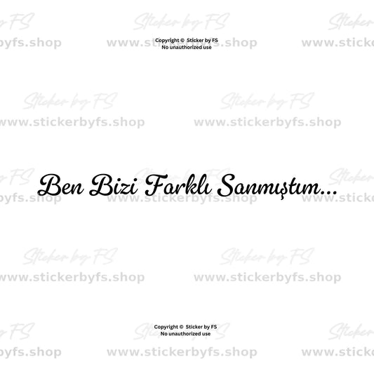 „Ben Bizi Farklı Sanmıştım...“ als schwarzer, geschwungener Schriftzug auf Weiß mit darüberliegendem Sticker-by-FS-Wasserzeichen.