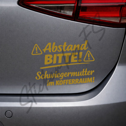 Goldener Abstand bitte! Schwiegermutter im Kofferraum! Sticker als edler Auto Aufkleber für Heckscheibe oder Seitenscheibe, 10 x 14 cm
