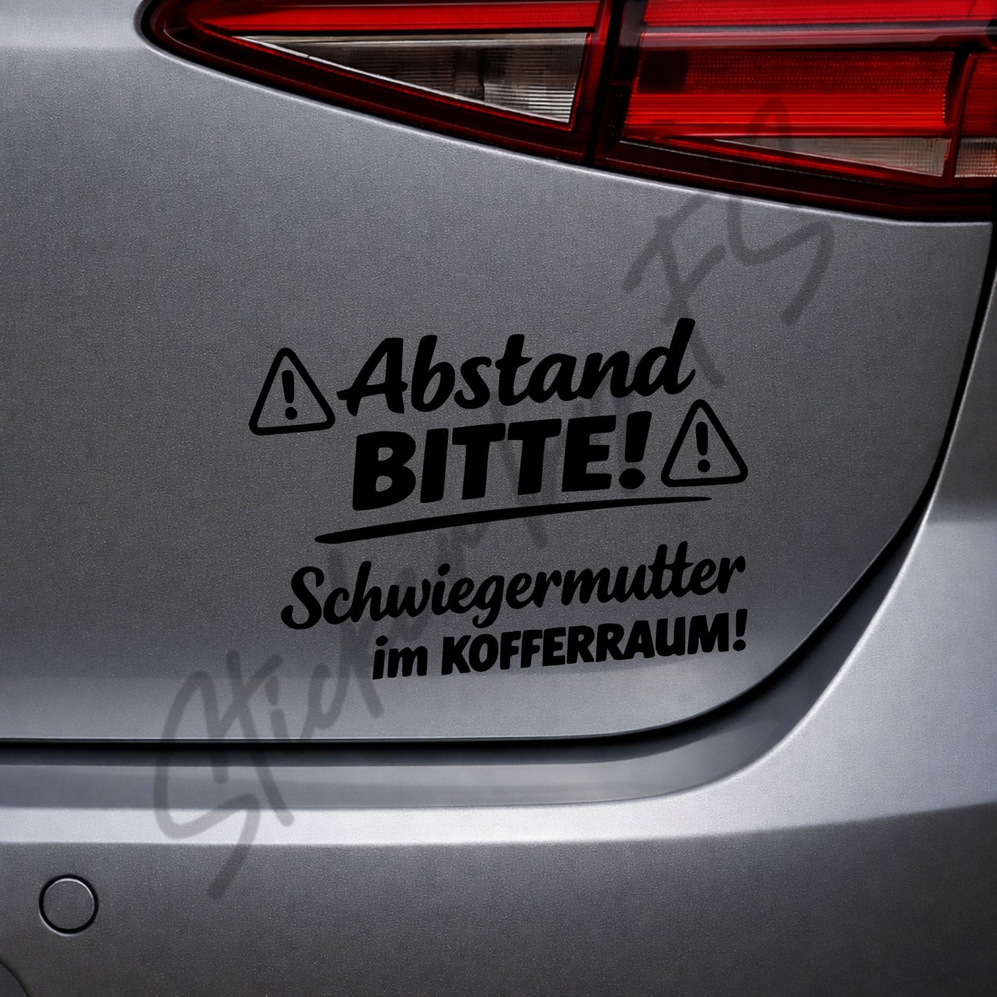Schwarzer Abstand bitte! Schwiegermutter im Kofferraum! Sticker als witziger Auto Aufkleber für Autoscheibe, Heckscheibe oder Seitenscheibe, 10 x 14 cm