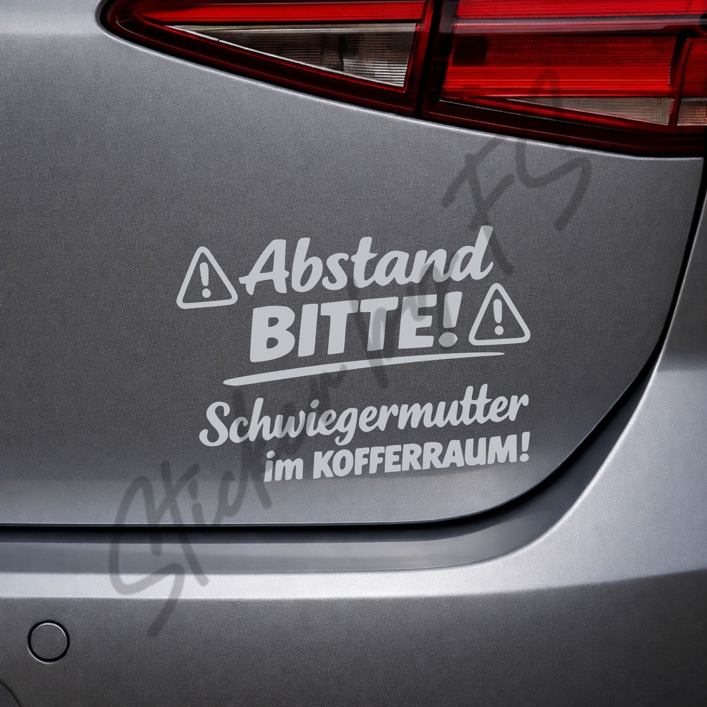 Silberner Abstand bitte! Schwiegermutter im Kofferraum! Sticker als moderner Auto Aufkleber mit humorvollem Spruch, 10 x 14 cm
