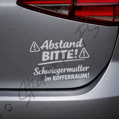 Silberner Abstand bitte! Schwiegermutter im Kofferraum! Sticker als moderner Auto Aufkleber mit humorvollem Spruch, 10 x 14 cm