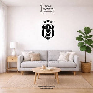 Besiktas Wandtattoo in Schwarz als großes Wandmotiv über grauem Sofa im modernen Wohnzimmer – stilvoller Fußball Wandsticker für Beşiktaş Fans