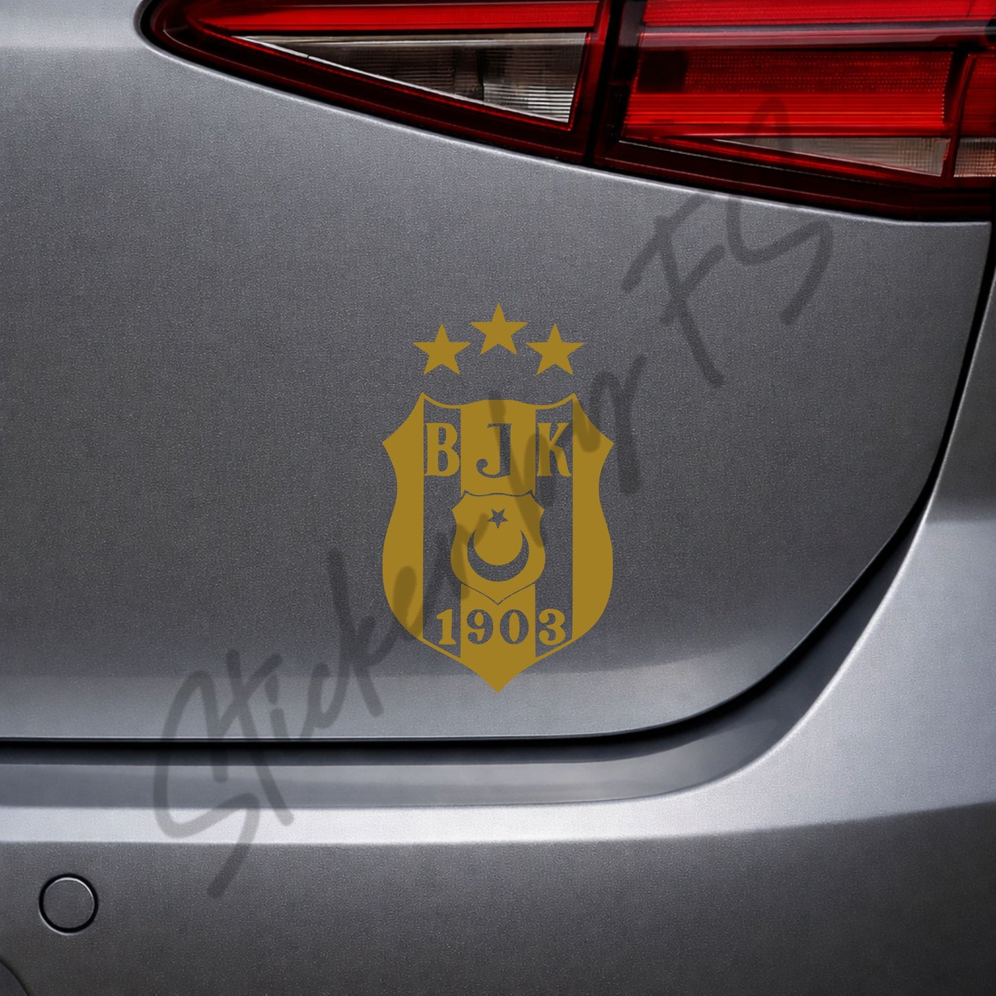 Goldener Beşiktaş Sticker auf grauer Auto-Heckklappe – hochwertiger Fan-Aufkleber mit Vereinswappen im stilvollen Look