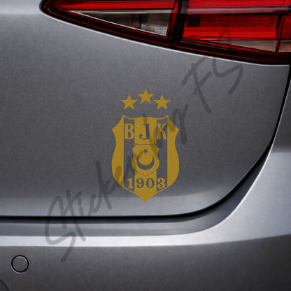 Goldener Beşiktaş Sticker auf grauer Auto-Heckklappe – hochwertiger Fan-Aufkleber mit Vereinswappen im stilvollen Look