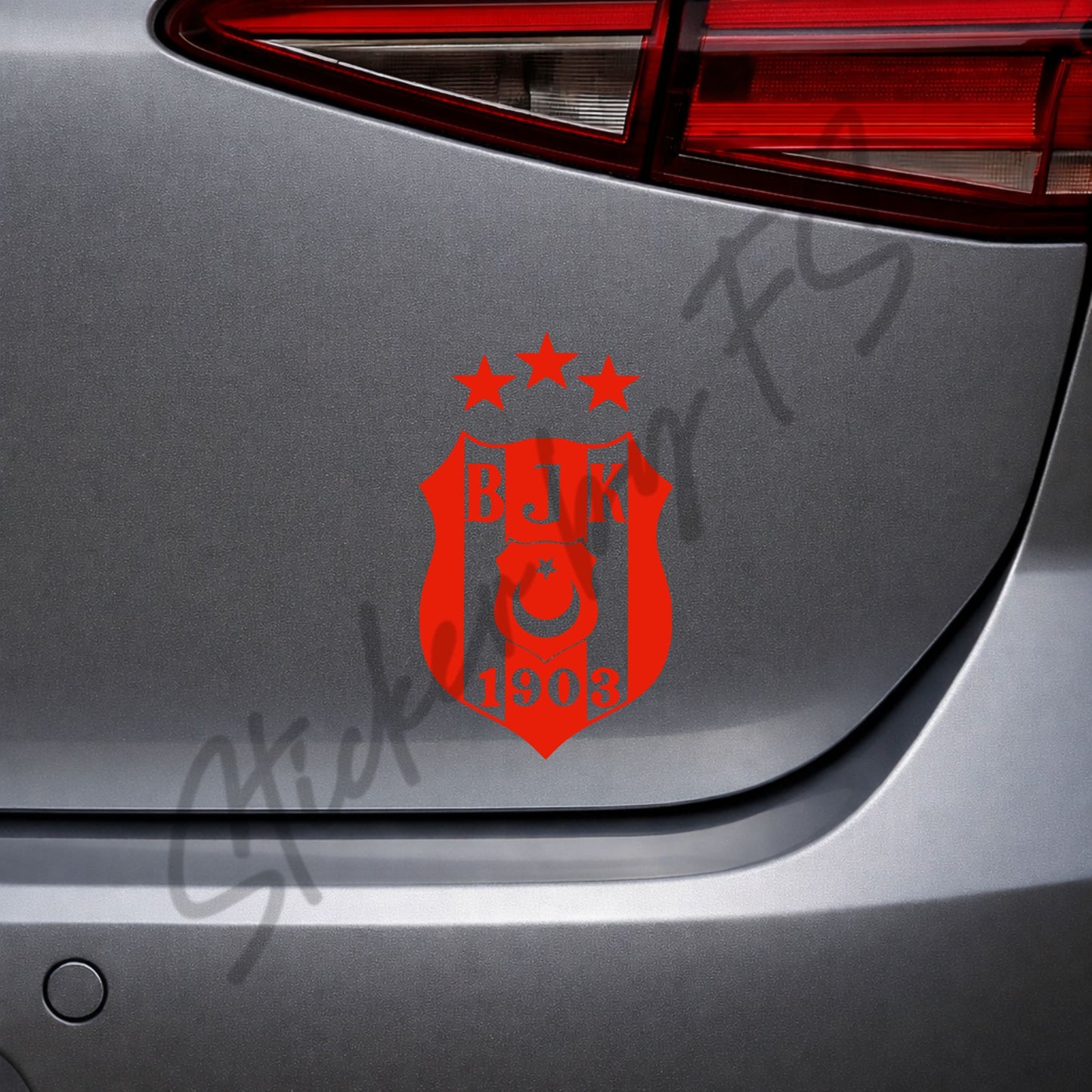Roter Beşiktaş Sticker auf dem Heck eines grauen Autos – markanter Türkei Aufkleber mit Fußball-Vereinswappen
