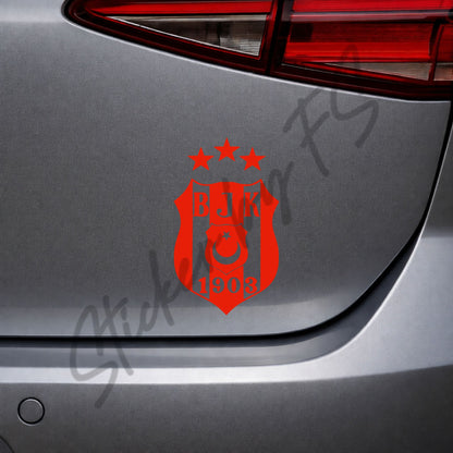 Roter Beşiktaş Sticker auf dem Heck eines grauen Autos – markanter Türkei Aufkleber mit Fußball-Vereinswappen