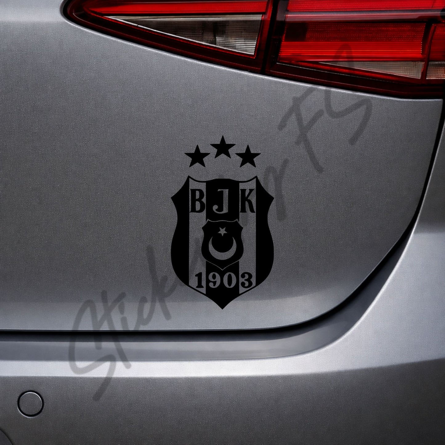 Schwarzer Beşiktaş Sticker auf grauer Heckklappe – dezenter Autoaufkleber mit türkischem Fußballmotiv und Vereinslogo