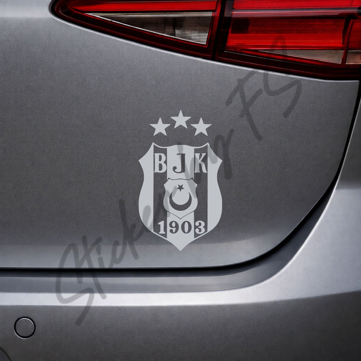 Silberner Beşiktaş Autoaufkleber auf grauer Heckklappe – edler Sticker mit türkischem Vereinslogo für Autos und glatte Flächen