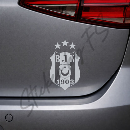 Silberner Beşiktaş Autoaufkleber auf grauer Heckklappe – edler Sticker mit türkischem Vereinslogo für Autos und glatte Flächen