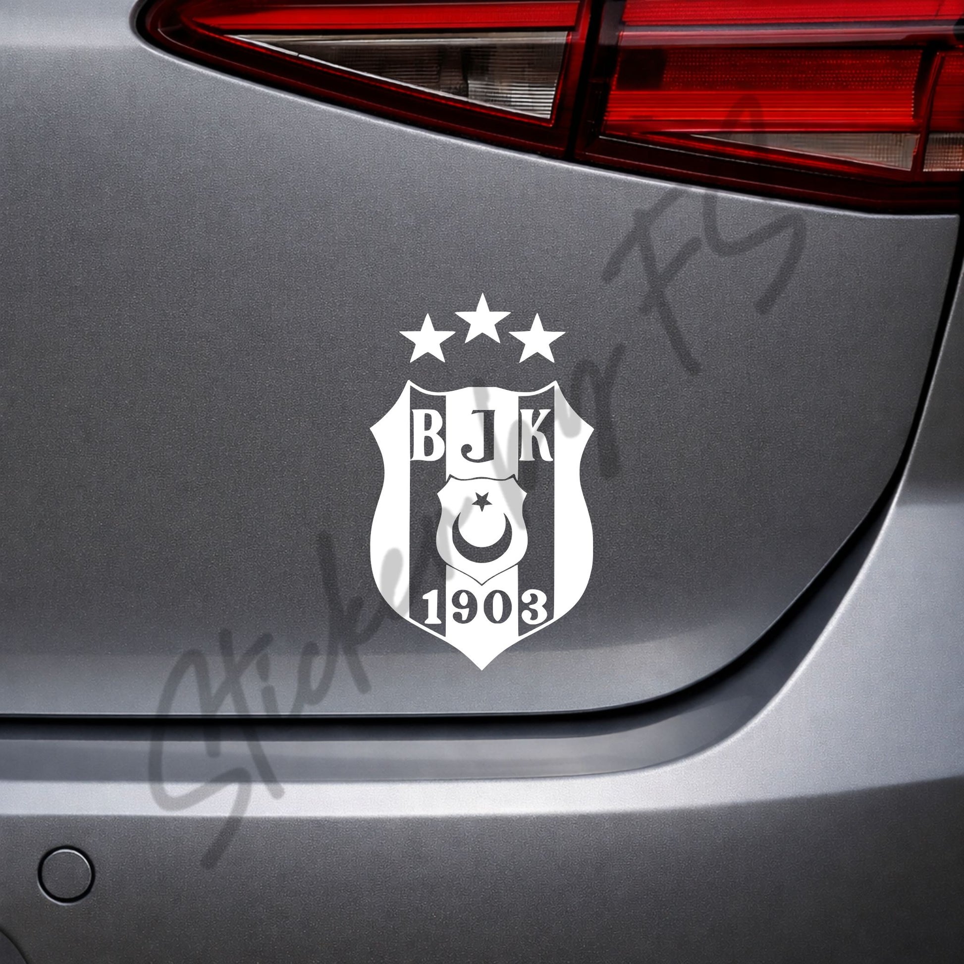 Weißer Beşiktaş Sticker auf grauer Auto-Heckklappe – auffälliger Türkei Autoaufkleber mit Vereinswappen für Fans