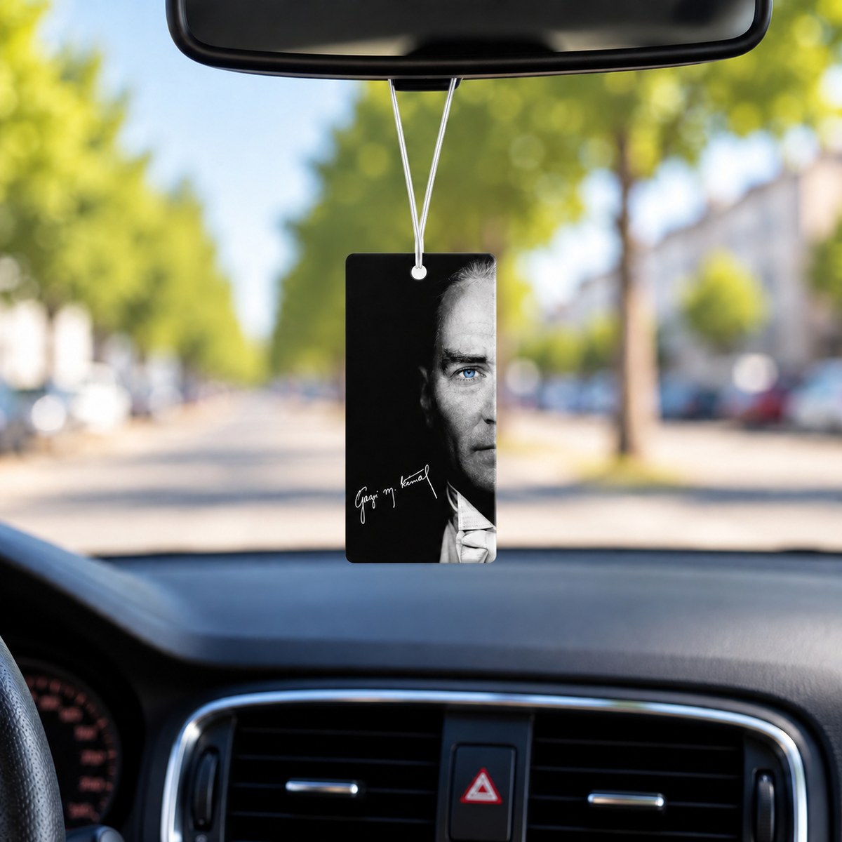 Gazi Mustafa Kemal Atatürk Duftbaum mit Schwarz-Weiß-Porträt und blauem Auge im Auto