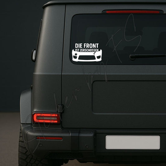 Hochwertiger Autoaufkleber Stoßstange mit Text 'Die Front ist zerschossen' auf dunklem SUV-Heckfenster, humorvolles Design in Weiß.