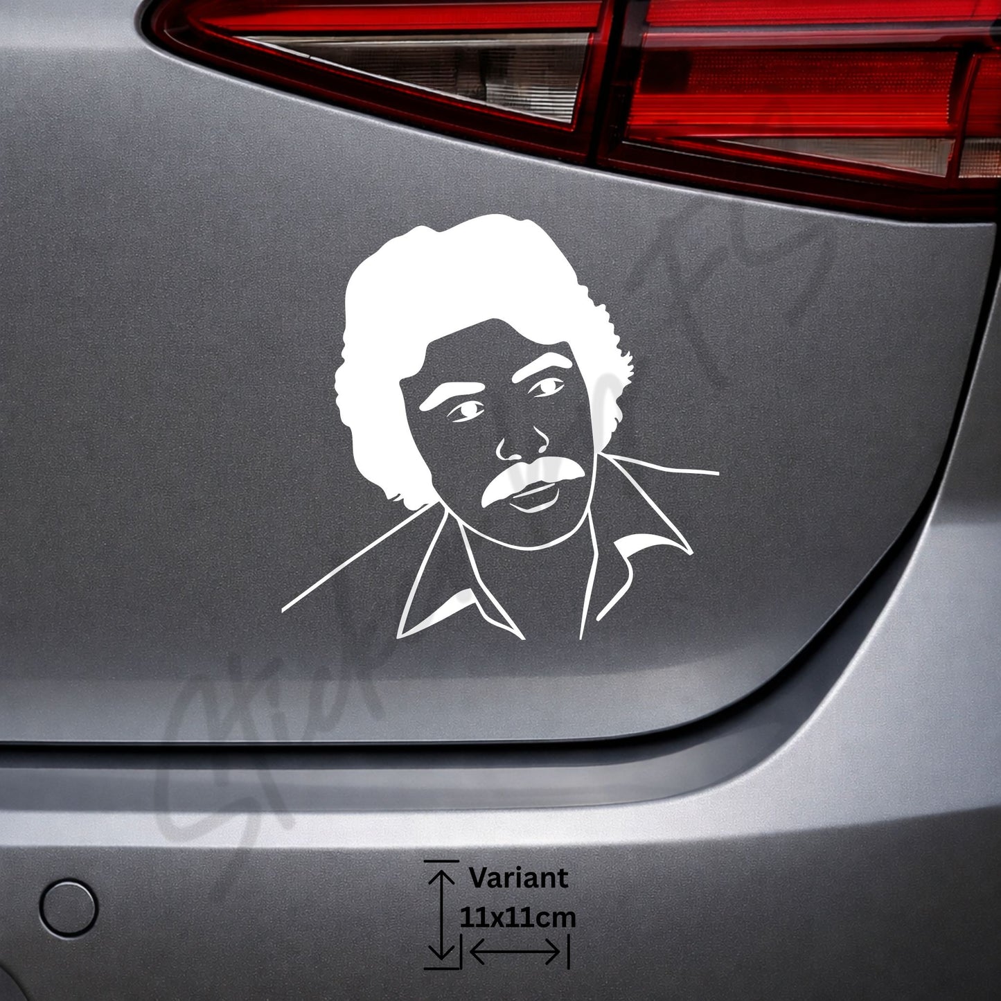 Weißer Ferdi Tayfur Sticker als Porträt auf einer grauen Fahrzeugkarosserie in 11 × 11 cm