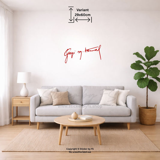 Gazi M. Kemal Imza Wandtattoo in Rot an heller Wohnzimmerwand im kleineren Raum-Mockup – dekorativer türkischer Wandaufkleber im Unterschrift Design für auffällige Wandgestaltung