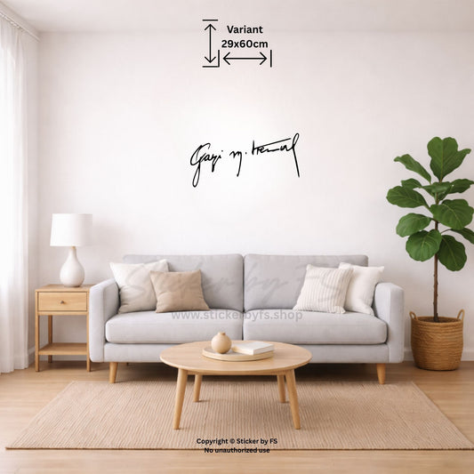 Gazi M. Kemal Imza Wandtattoo in Schwarz als markantes Signatur Motiv über dem Sofa im modernen Wohnzimmer – türkischer Wandsticker für stilvolle Wanddeko im Wohnbereich