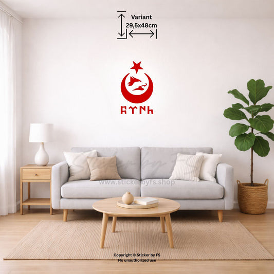 Rotes Göktürkçe Ay Yildiz Bozkurt Wandtattoo an heller Wohnzimmerwand im kompakten Raum-Mockup – auffälliger türkischer Wandaufkleber mit markantem Bozkurt Motiv für Wohnbereich oder Hobbyraum