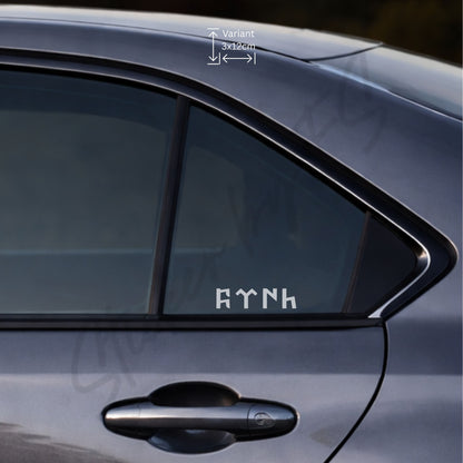 Göktürkce TÜRK Sticker 3 x 12 cm in Silber auf der Seitenscheibe – silberner türkischer Auto-Sticker