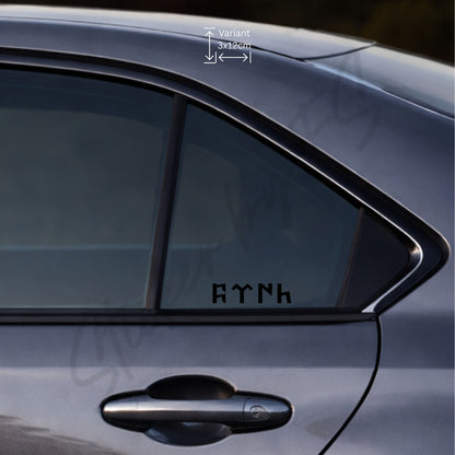 Göktürkce TÜRK Sticker 3 x 12 cm in Schwarz auf der Seitenscheibe – schwarzer Autoaufkleber im Göktürk-Stil