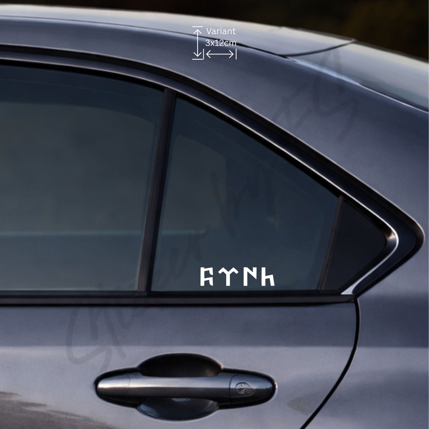 Göktürkce TÜRK Sticker 3 x 12 cm in Weiß auf der Seitenscheibe – türkischer Schriftzug als Autoaufkleber
