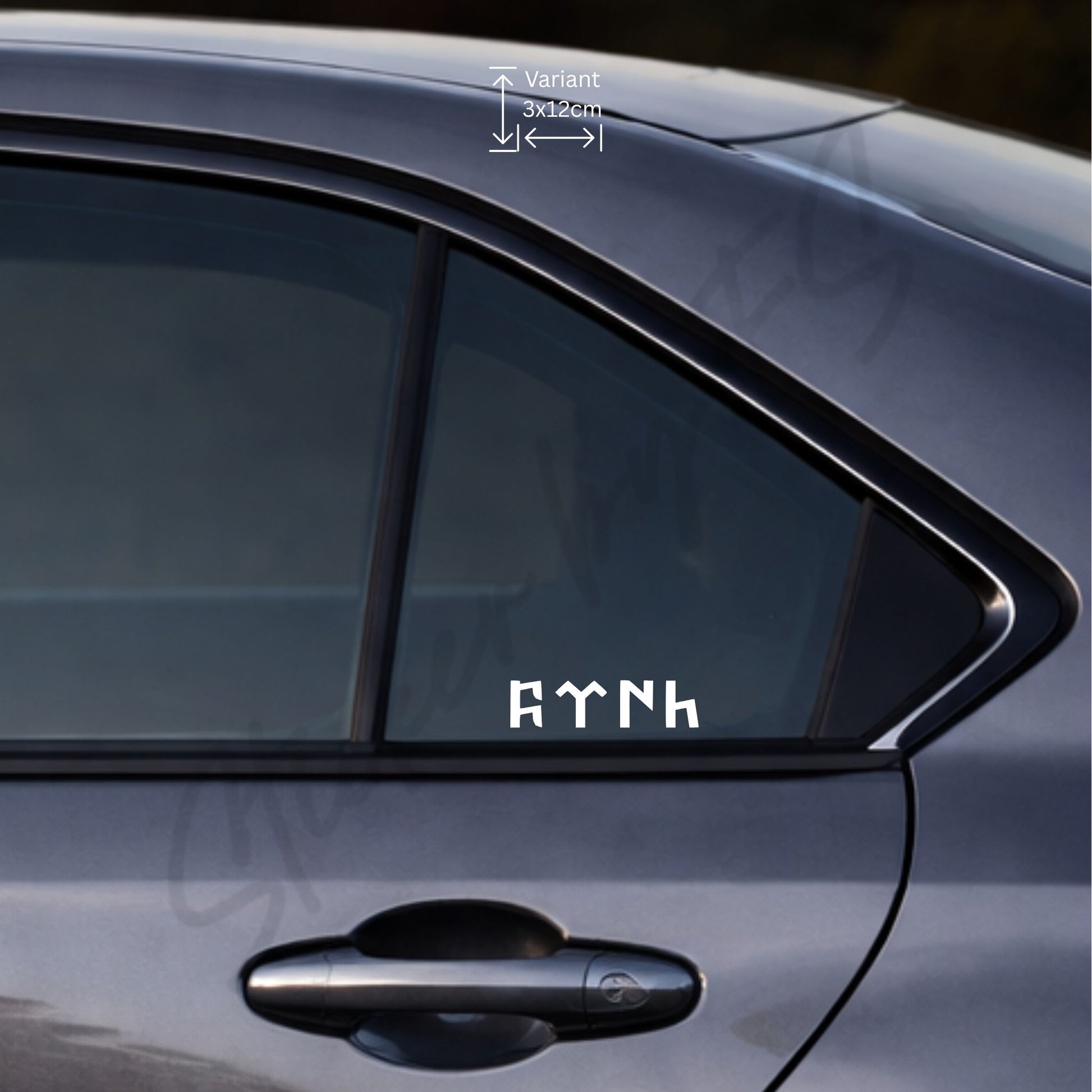Göktürkce TÜRK Sticker 3 x 12 cm in Weiß auf der Seitenscheibe – türkischer Schriftzug als Autoaufkleber