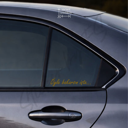 Öyle bakarsın işte Auto Aufkleber Gold 3,5 x 18 cm auf Fahrzeugscheibe, hochwertiger türkischer Auto Sticker für Heckscheibe und Fenster