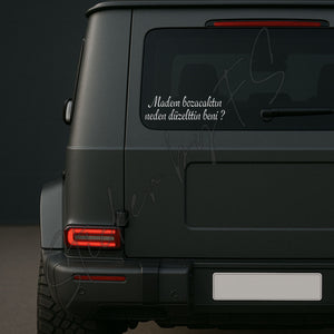 Weißer Autoaufkleber mit dem türkischen Spruch 'Madem bozacaktın neden düzelttin beni?' auf Heckscheibe. Blok 3 Sticker jetzt kaufen.