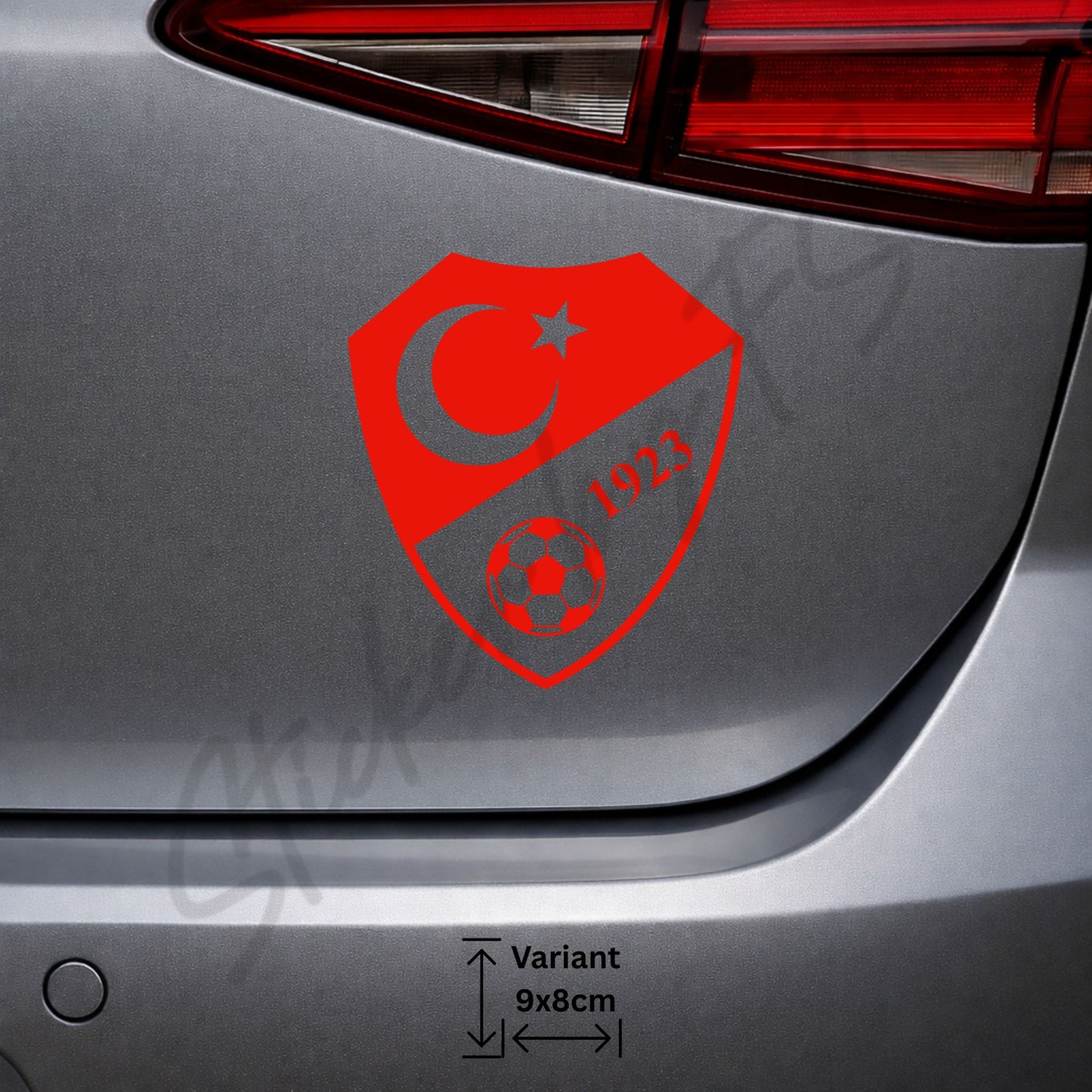 Roter Milli Takım Logo Sticker auf der Heckklappe eines Fahrzeugs. Türkei Nationalmannschaft Auto Aufkleber mit Fußballsymbol, Halbmond und Stern. Hochwertiger Türk Futbol Milli Takımı Sticker für echte Fans.