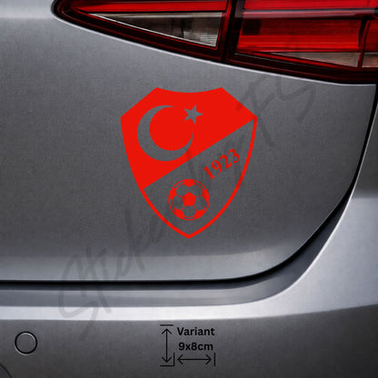 Roter Milli Takım Logo Sticker auf der Heckklappe eines Fahrzeugs. Türkei Nationalmannschaft Auto Aufkleber mit Fußballsymbol, Halbmond und Stern. Hochwertiger Türk Futbol Milli Takımı Sticker für echte Fans.
