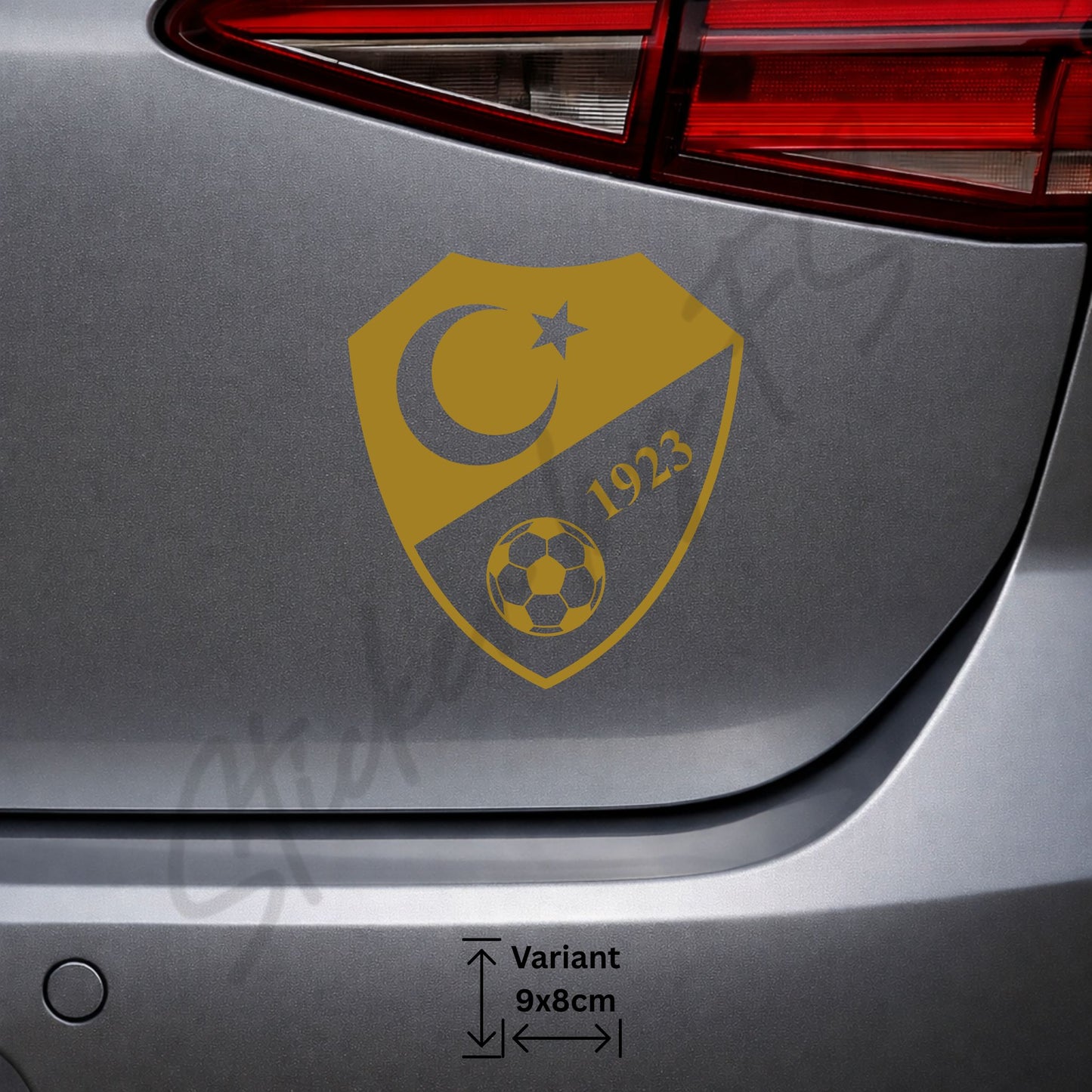 Goldener Milli Takım Logo Sticker auf der Heckklappe eines Fahrzeugs. Hochwertiger Türkei Nationalmannschaft Auto Aufkleber mit Halbmond, Stern und Fußballsymbol für Auto, Heckscheibe und Karosserie.
