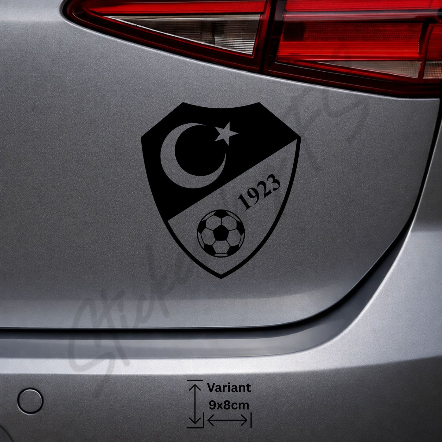 Schwarzer Milli Takım Logo Sticker auf der Heckklappe eines Fahrzeugs. Türkische Nationalmannschaft Auto Aufkleber aus hochwertiger Premium-Folie für Auto, Motorrad, Fensterscheibe und Karosserie.