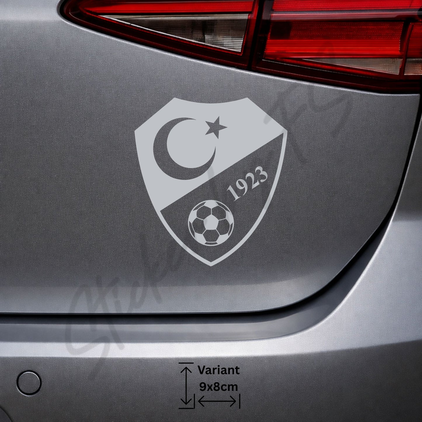 Silberner Milli Takım Logo Sticker auf der Heckklappe eines Fahrzeugs. Eleganter Türkei Auto Aufkleber mit Nationalmannschaft Logo, Halbmond und Stern. Wetterfester Fan Sticker für Fahrzeuge und glatte Oberflächen.