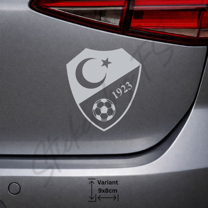 Silberner Milli Takım Logo Sticker auf der Heckklappe eines Fahrzeugs. Eleganter Türkei Auto Aufkleber mit Nationalmannschaft Logo, Halbmond und Stern. Wetterfester Fan Sticker für Fahrzeuge und glatte Oberflächen.