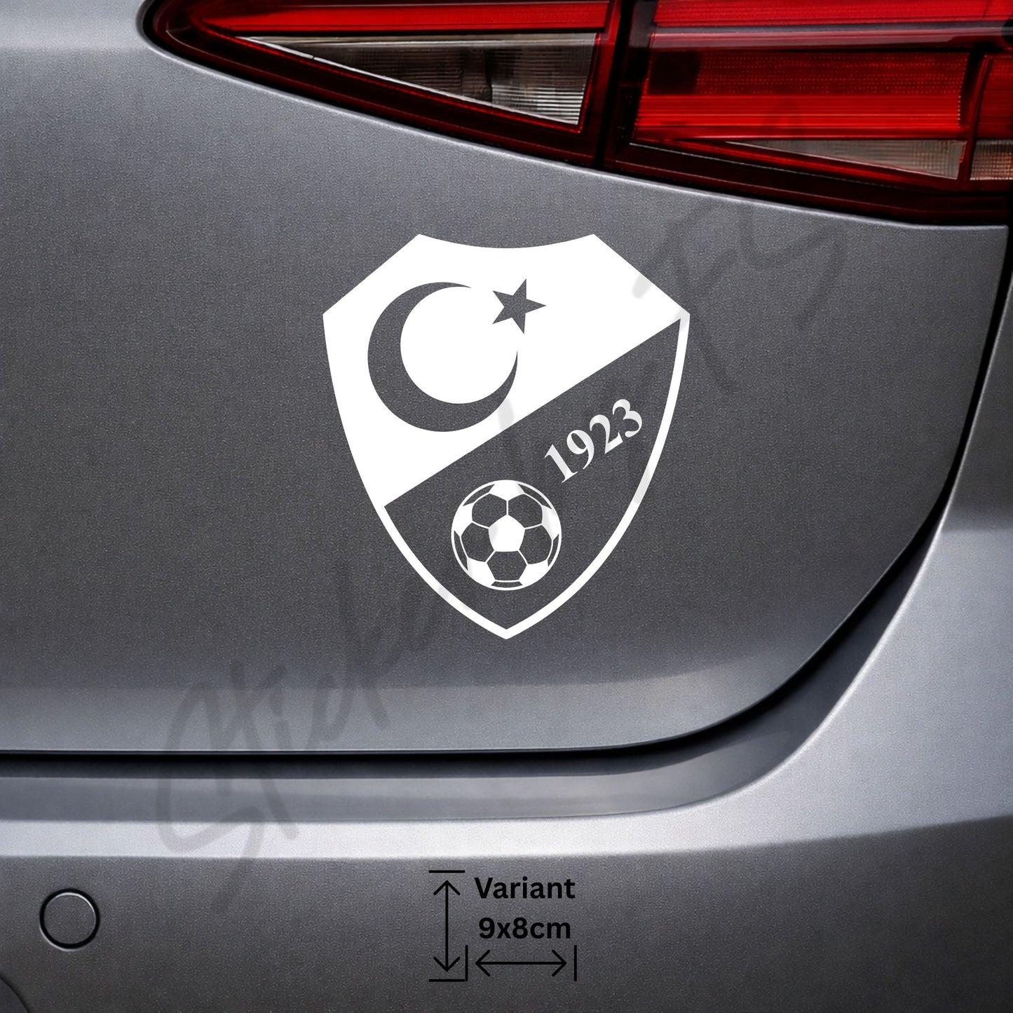 Weißer Milli Takım Logo Sticker auf der Heckklappe eines Fahrzeugs. Türkische Nationalmannschaft Auto Aufkleber mit Halbmond, Stern und Fußballsymbol. Wetterfester Türkei Sticker für Auto, Scheibe und Karosserie.
