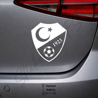 Weißer Milli Takım Logo Sticker auf der Heckklappe eines Fahrzeugs. Türkische Nationalmannschaft Auto Aufkleber mit Halbmond, Stern und Fußballsymbol. Wetterfester Türkei Sticker für Auto, Scheibe und Karosserie.