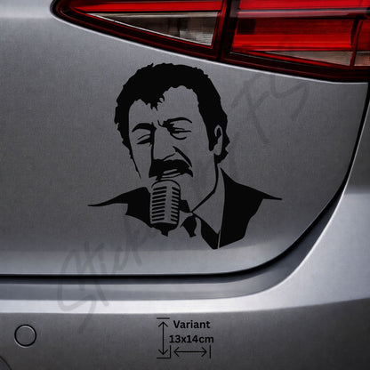 Schwarzer Müslüm Baba Sticker als freigestelltes Porträtmotiv mit Mikrofon