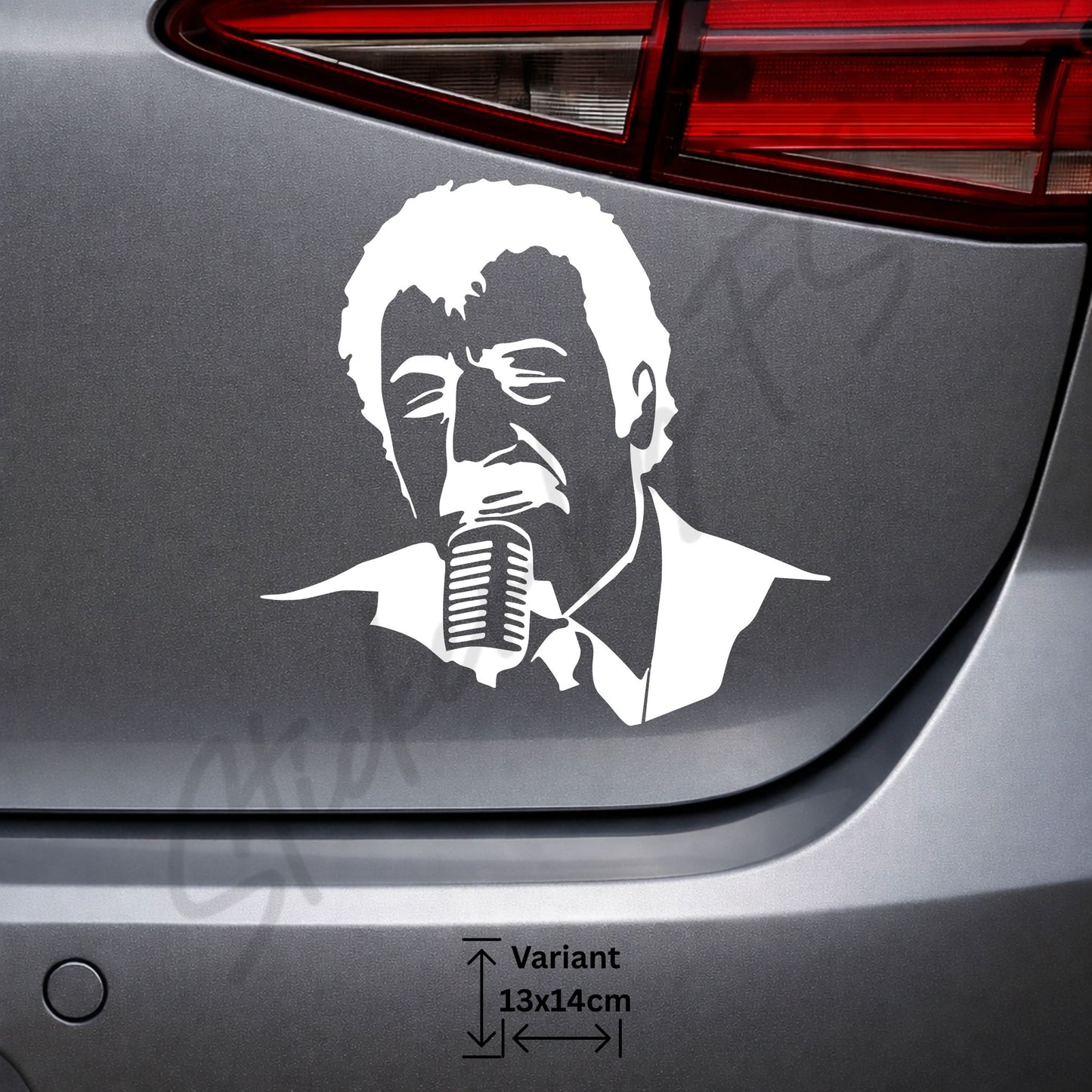 Weißer Müslüm Gürses Sticker mit Mikrofon auf einer grauen Fahrzeugkarosserie