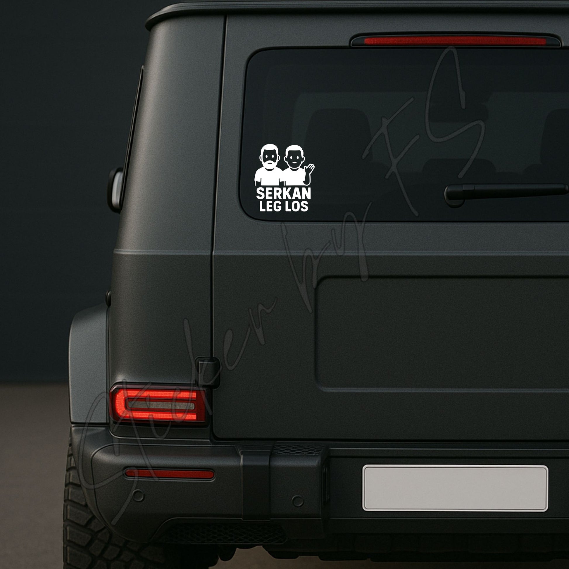 Serkan leg los – Aufkleber Serkan in Weiß auf dunklem SUV-Heck, UV-beständig und wetterfest, ideal als Autoaufkleber mit exklusivem Design.