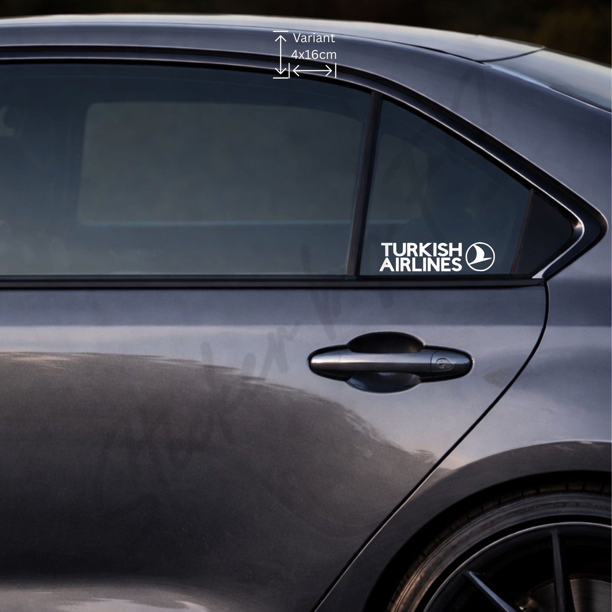 Weißer THY Sticker auf der hinteren Seitenscheibe eines grauen Autos