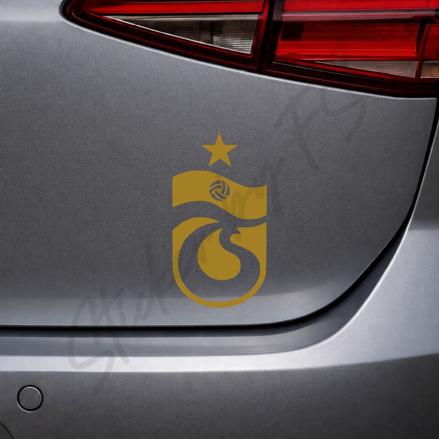 Goldener Trabzonspor Sticker auf der Heckklappe eines Autos – eleganter Türkei Autoaufkleber mit Vereinslogo, 7x4 cm