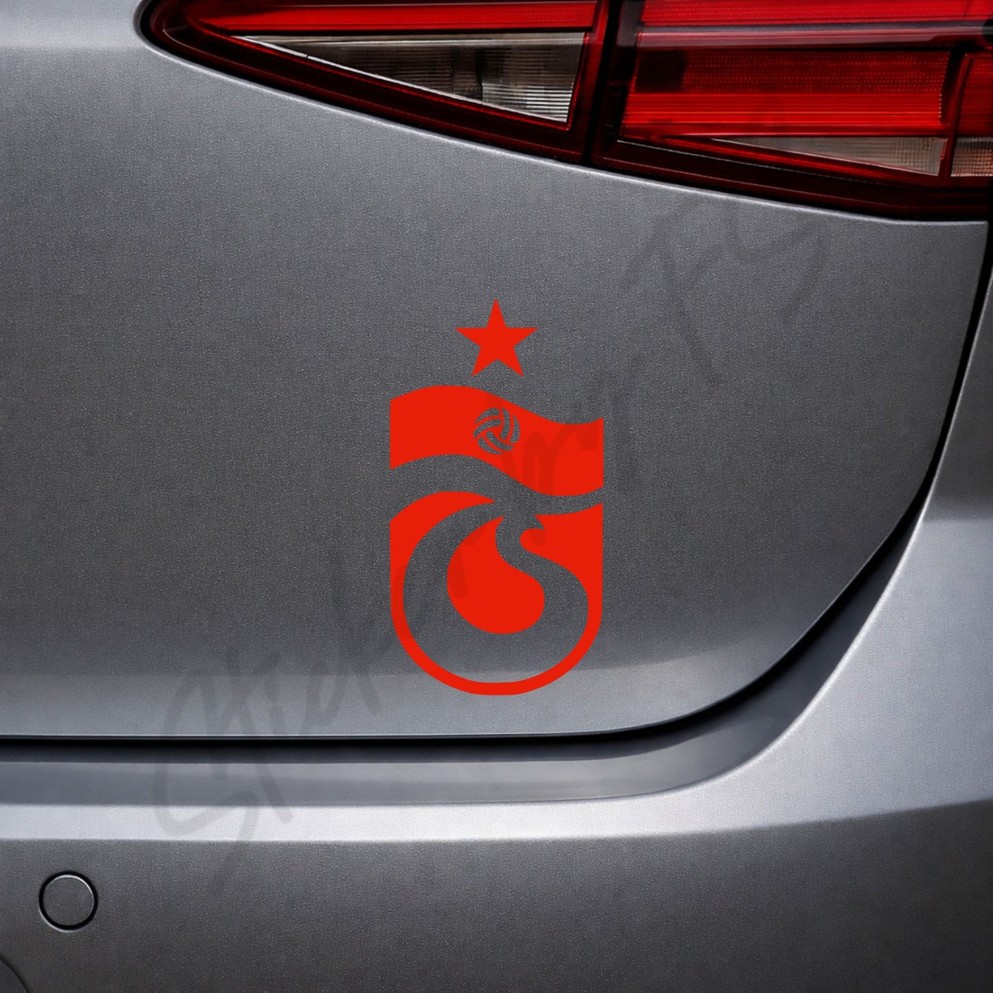 Roter Trabzonspor Sticker am Fahrzeugheck – auffälliger Autoaufkleber mit türkischem Fußballmotiv aus der Süper Lig, 7x4 cm