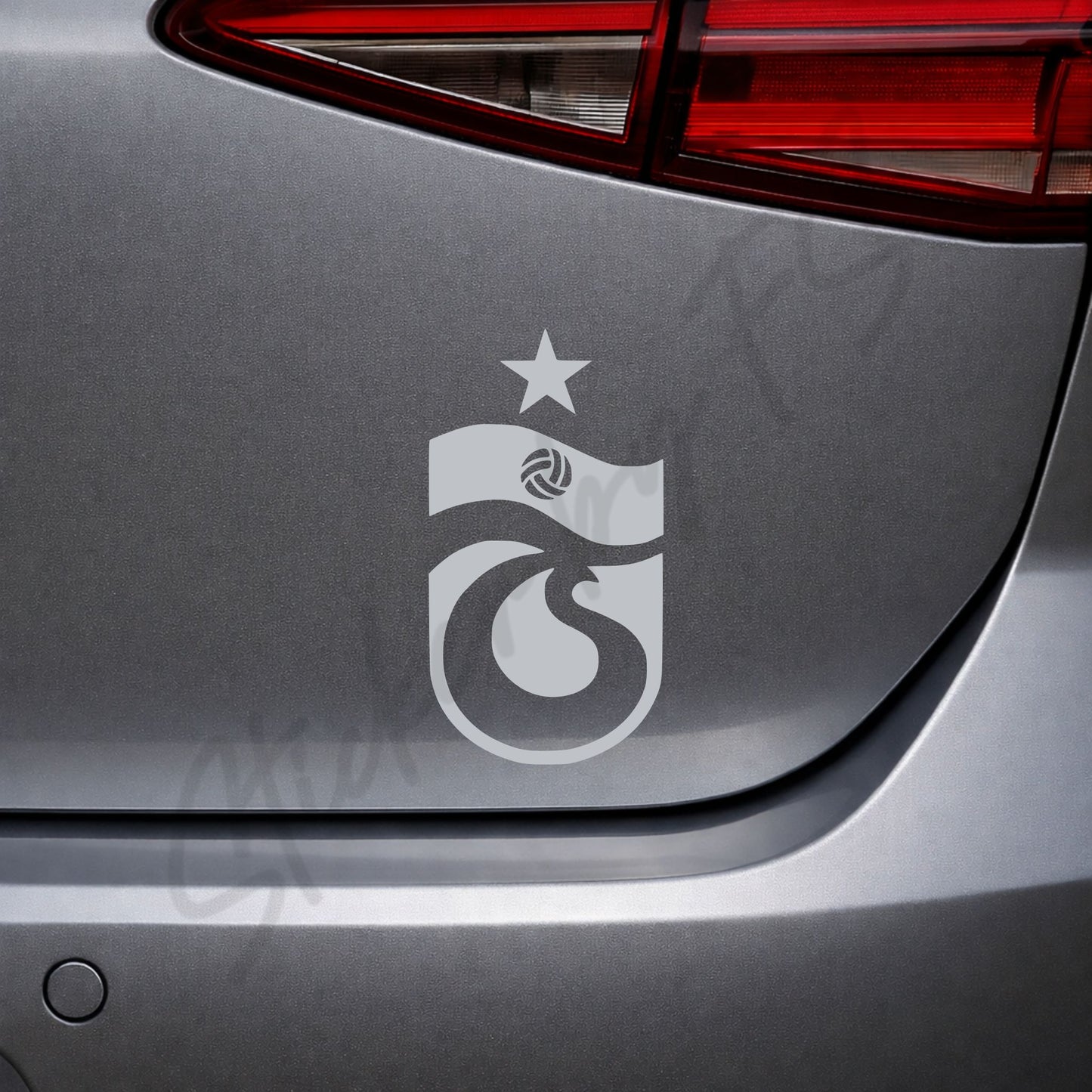 Silberner Trabzonspor Aufkleber auf grauer Auto-Heckklappe – edler Auto Sticker mit Süper Lig Vereinsmotiv, 7x4 cm