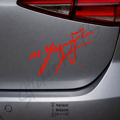 roter Muhsin Yazıcıoğlu Sticker auf Heckscheibe eines Autos auffälliger Fahrzeug Aufkleber in moderner Optik
