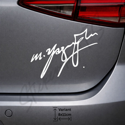 weißer Muhsin Yazıcıoğlu Sticker auf Autoscheibe montiert hochwertiger Auto Aufkleber mit klarem Kontrast
