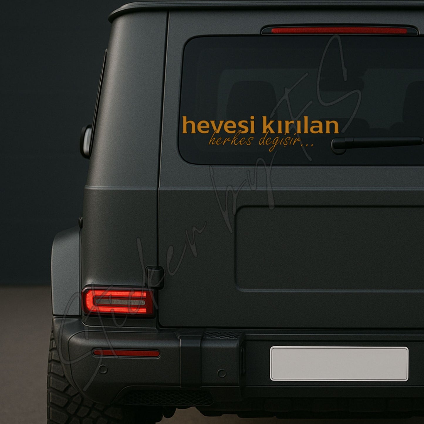 hevesi kırılan Sticker in Orange auf Fahrzeugheck, dekorativer Autoaufkleber mit türkischem Spruch, ideal für individuelle Fahrzeuggestaltung.