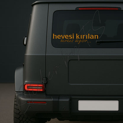 hevesi kırılan Sticker in Orange auf Fahrzeugheck, dekorativer Autoaufkleber mit türkischem Spruch, ideal für individuelle Fahrzeuggestaltung.